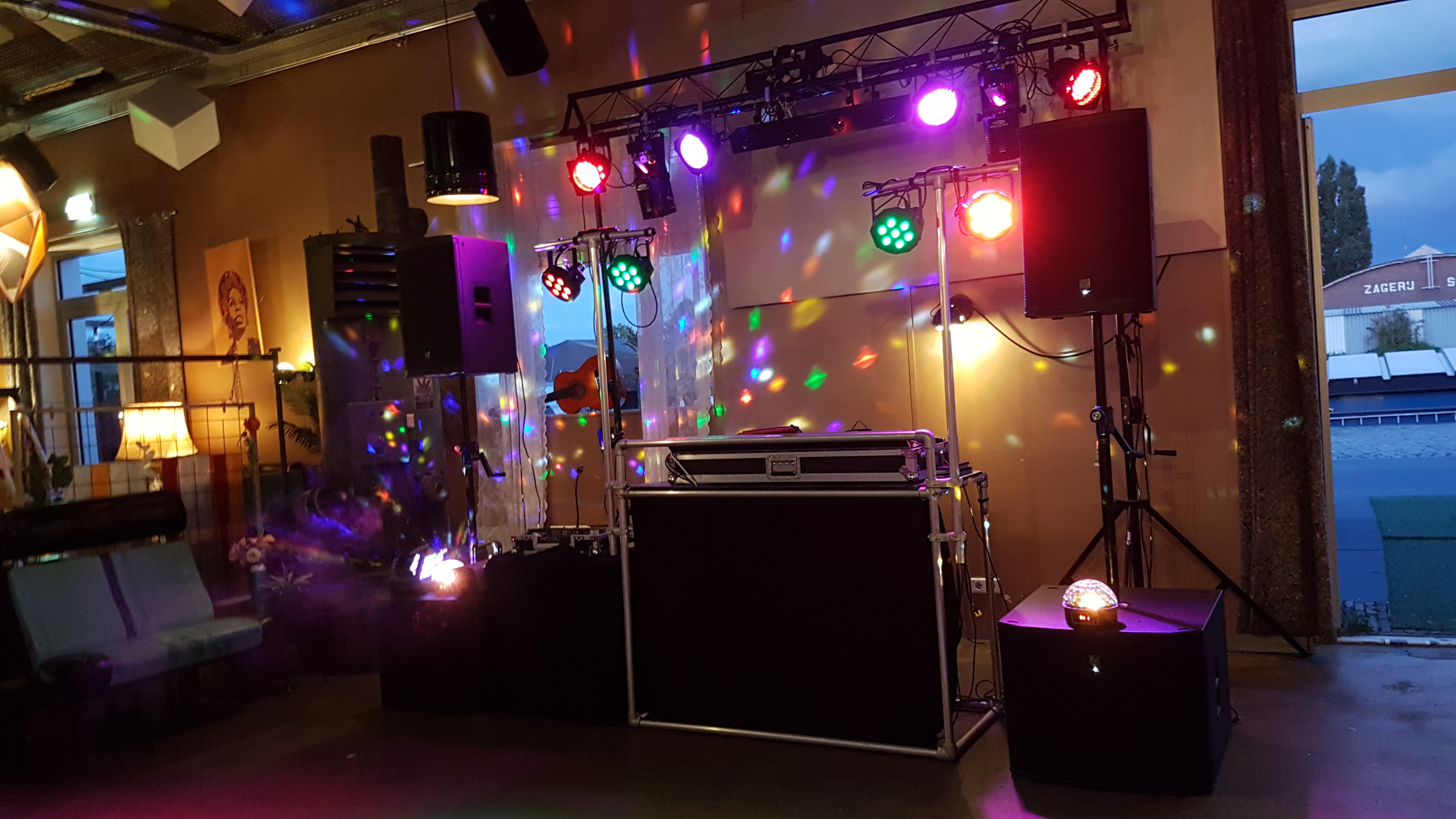 Drive-in show met kleurrijke verlichting en complete opstelling op locatie