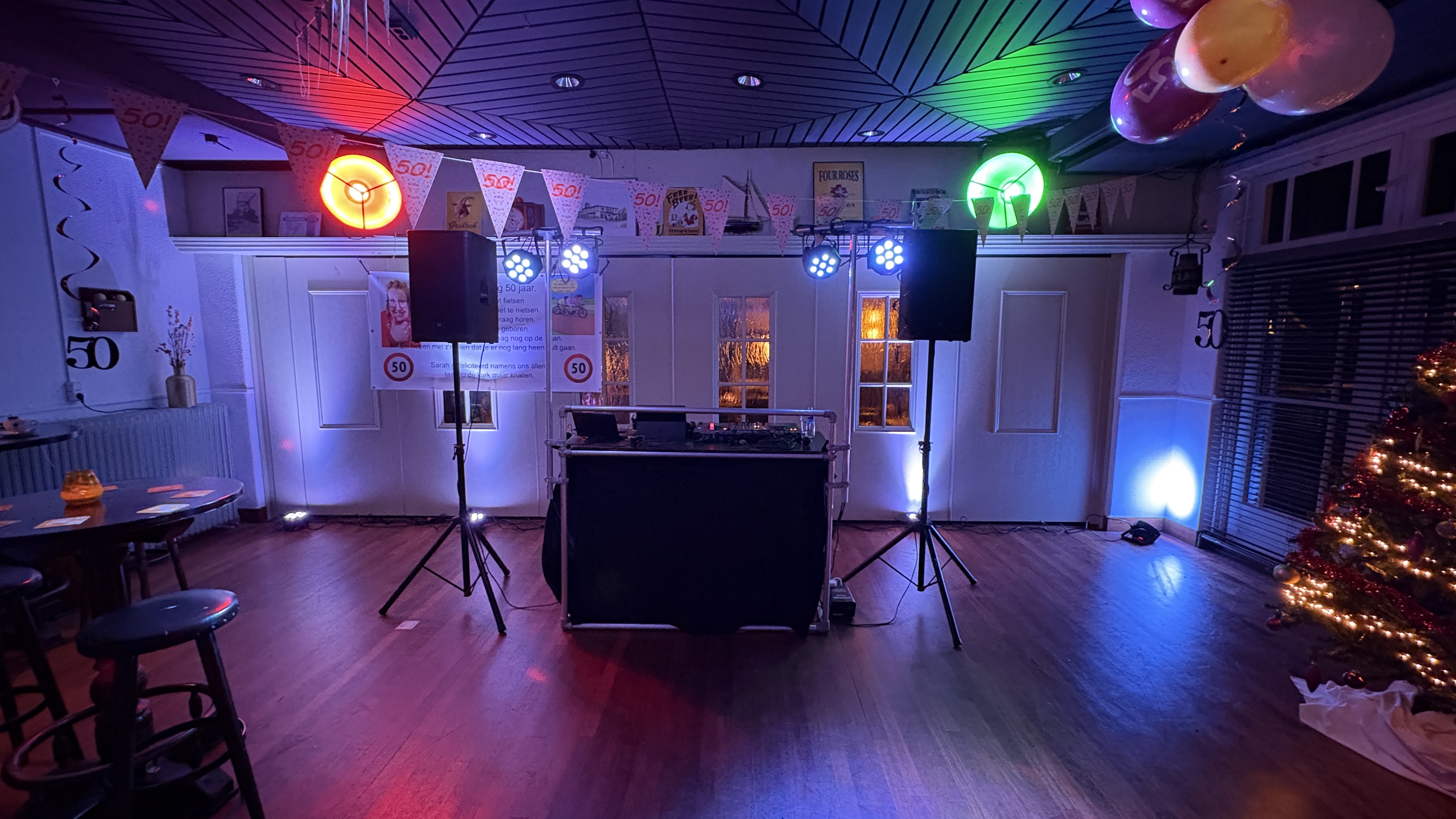 TeamTinus in actie achter de draaitafel tijdens een feest